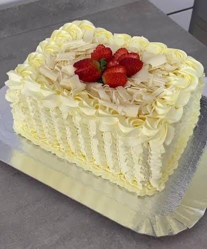 Bolo com chantilly com raspas de chocolate